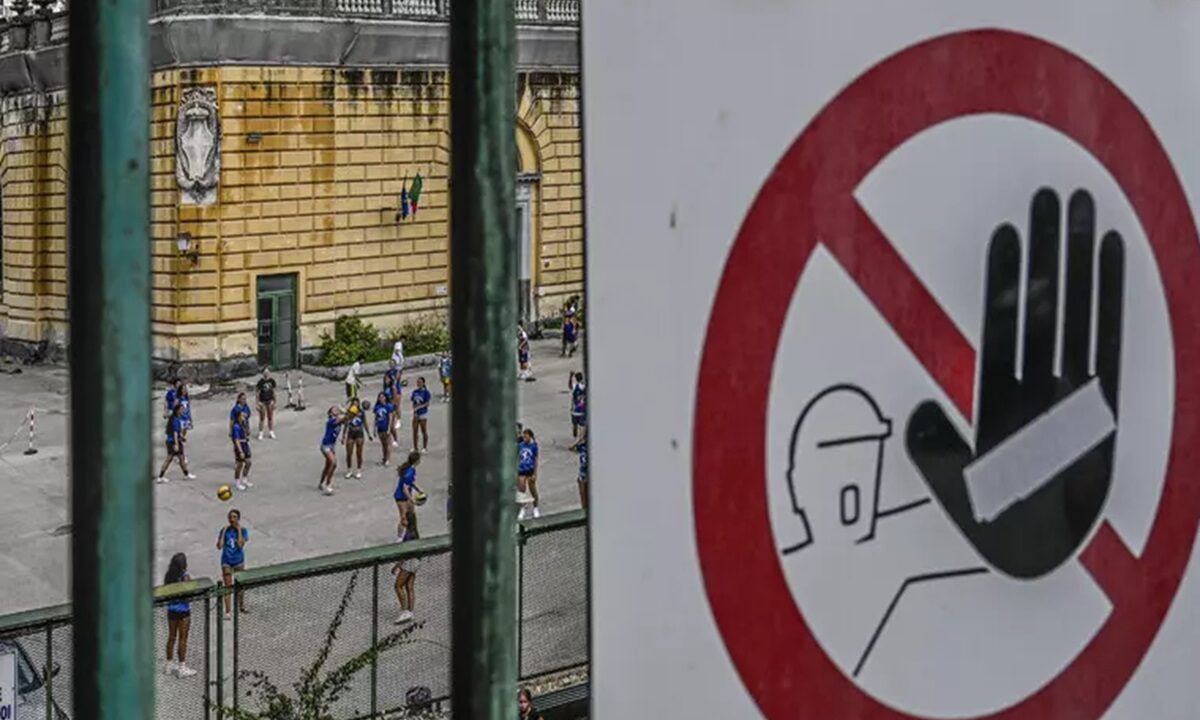 Un cartello stradale