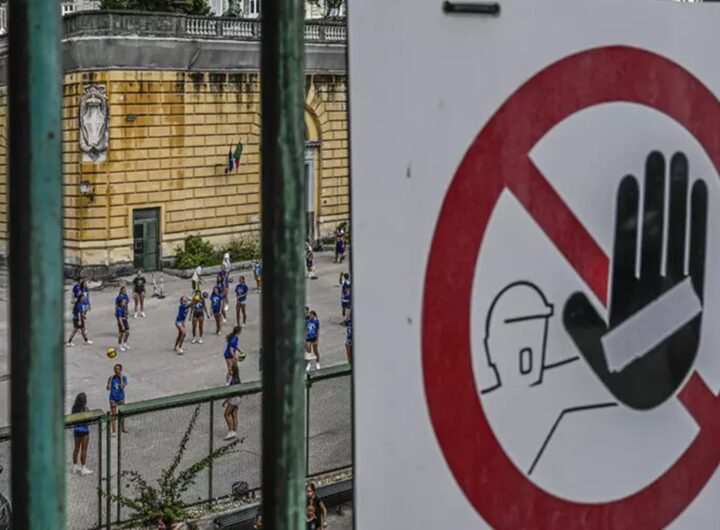 Un cartello stradale