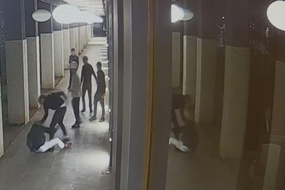 Aggressione del 22enne a Milano, i genitori dei giovani coinvolti: “Giusto arrestarli”