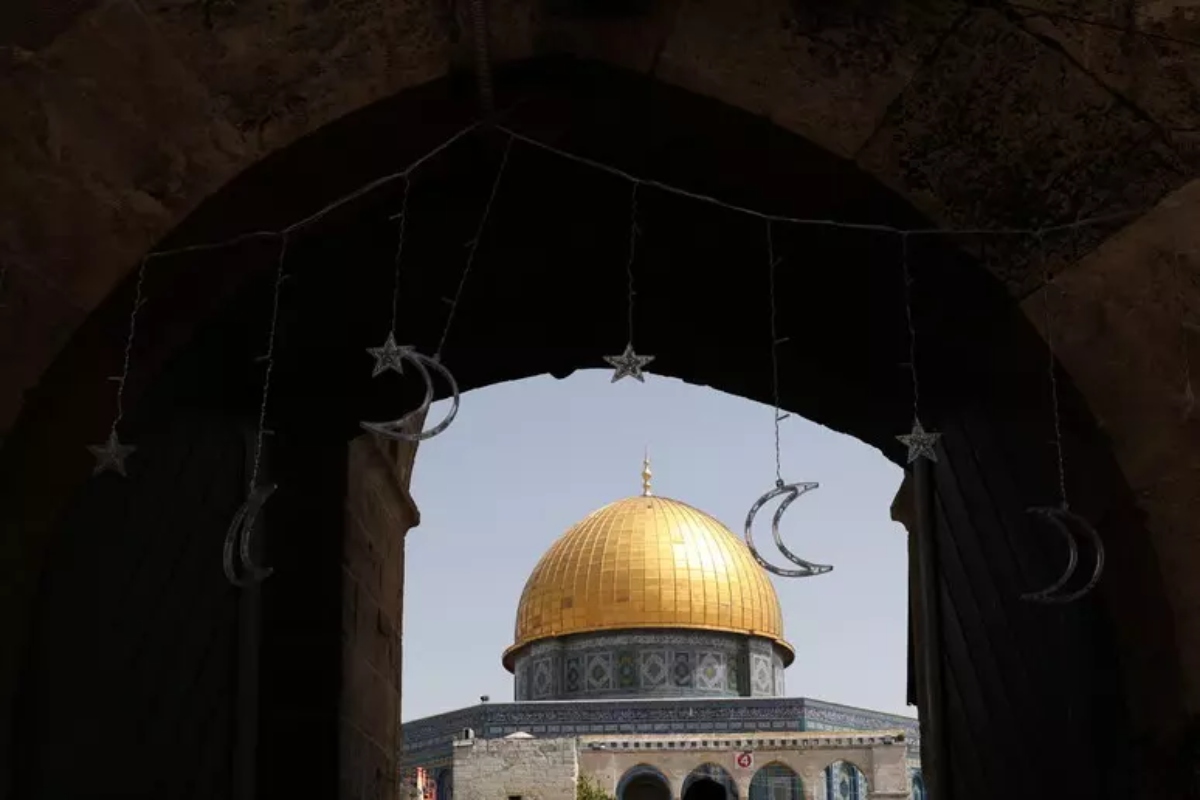 Gerusalemme, centinaia di coloni israeliani nella moschea di Al-Aqsa. Rituali talmudici come profanazione