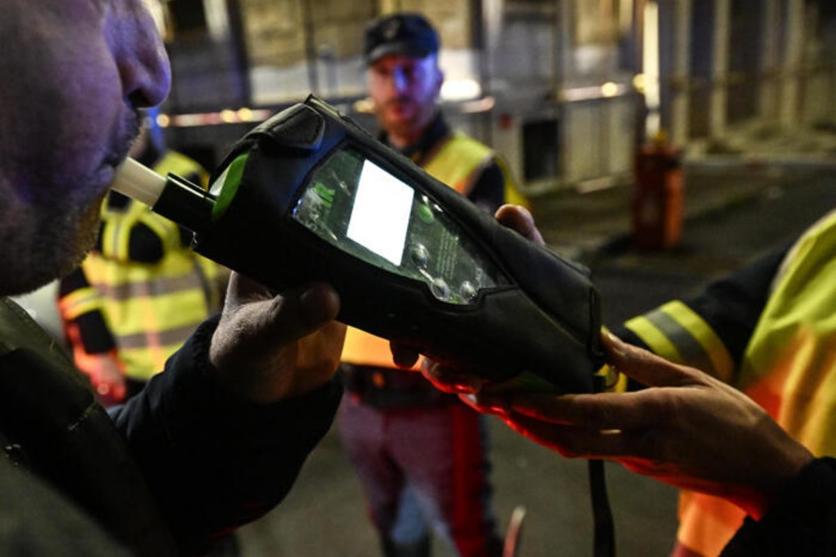 Mamma va a prendere il figlio ubriaco in taxi, ma anche il tassista risulta positivo all’alcoltest