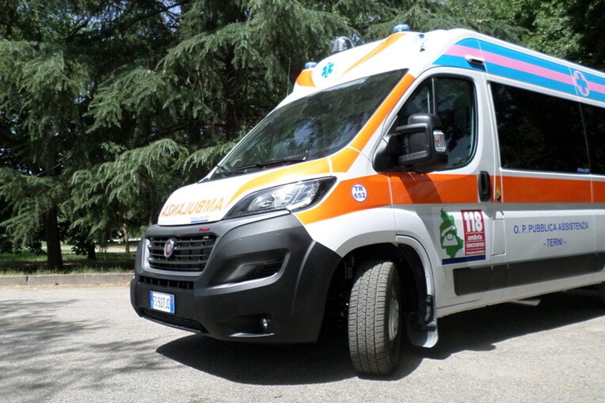 Attraversa la carreggiata della provinciale, 27enne travolto e ucciso da un camion