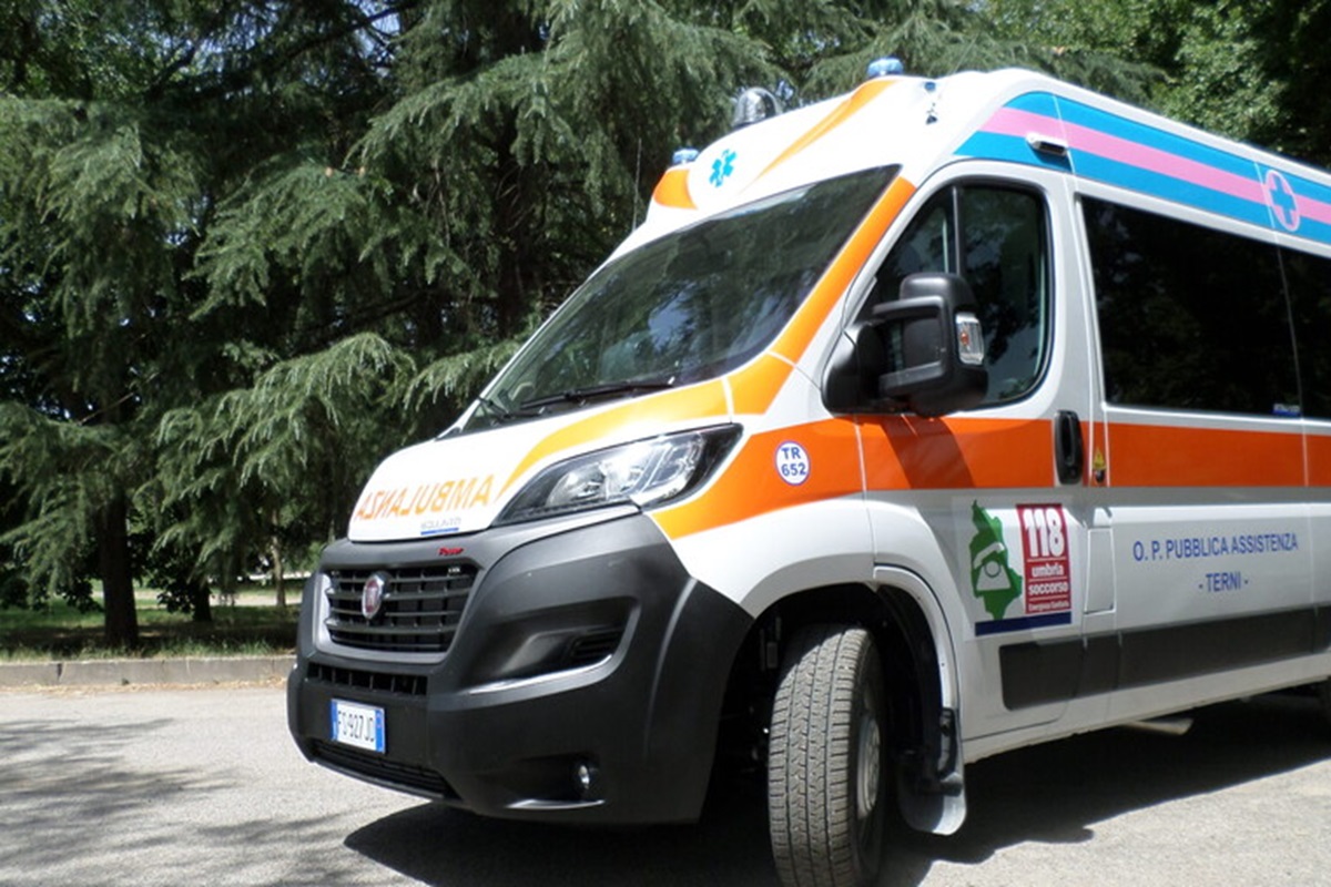 Partorisce in bagno, bimba rianimata dal 118 e ora in terapia intensiva