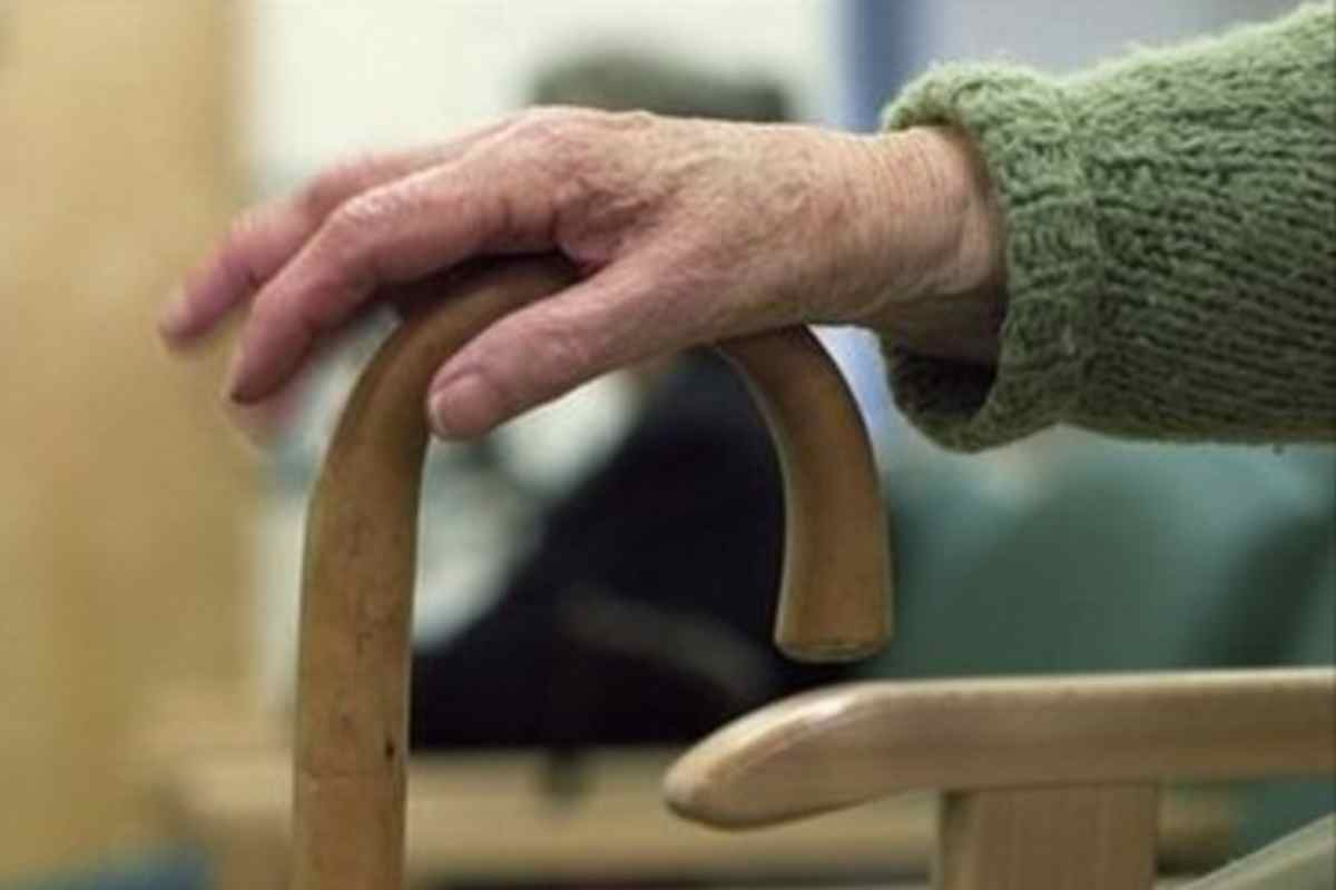 Isola e manipola l’anziana vicina per cercare di impossessarsi del suo patrimonio di 3 milioni di euro. Ma una segnalazione della banca fa fallire il piano