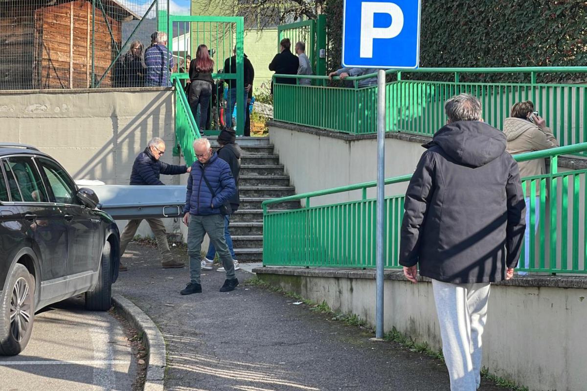 Tragedia in un asilo di Bibbiena, bimbo di 2 anni rimane impigliato ad un ramo col giubbotto e muore soffocato