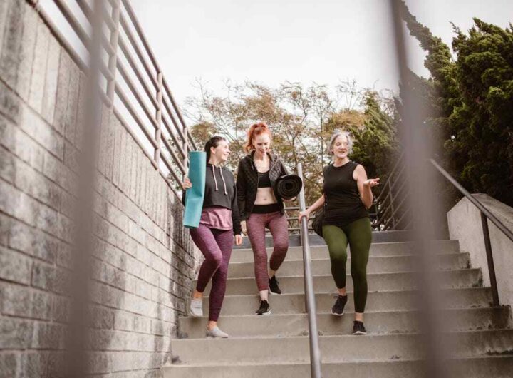 donne adulte fanno attività fisica