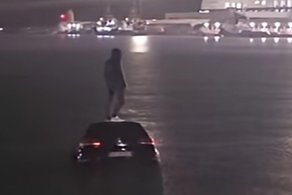 Auto in mare, conducente sale sul tettuccio per salvarsi