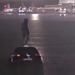 Auto in mare, conducente sale sul tettuccio per salvarsi