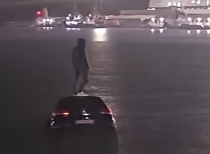 Auto in mare, conducente sale sul tettuccio per salvarsi