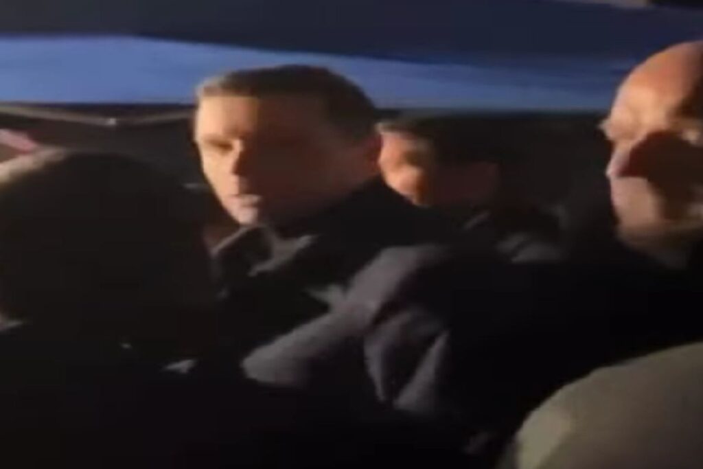 Jordan Bardella durante una fiera