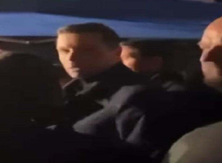 Jordan Bardella durante una fiera