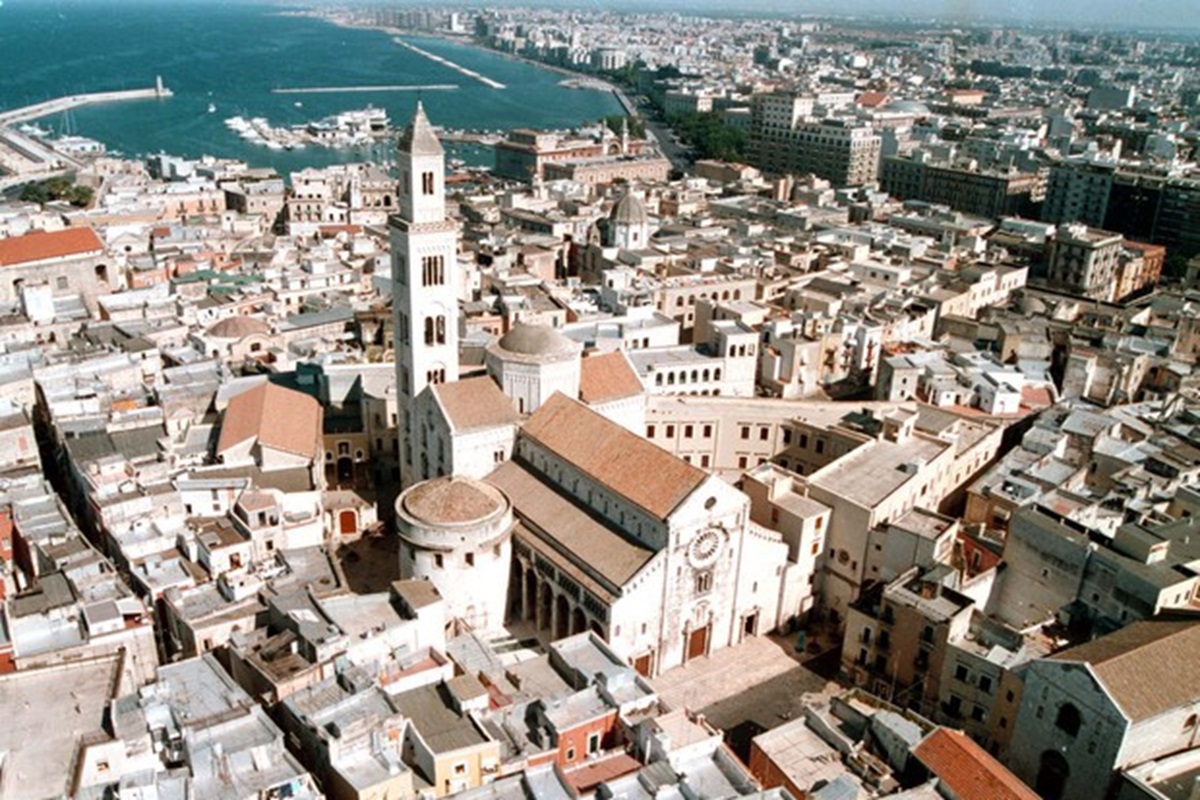 Lo studente universitario che ogni giorno percorre 400 chilometri per andare all’università: “La casa a Bari costa troppo”