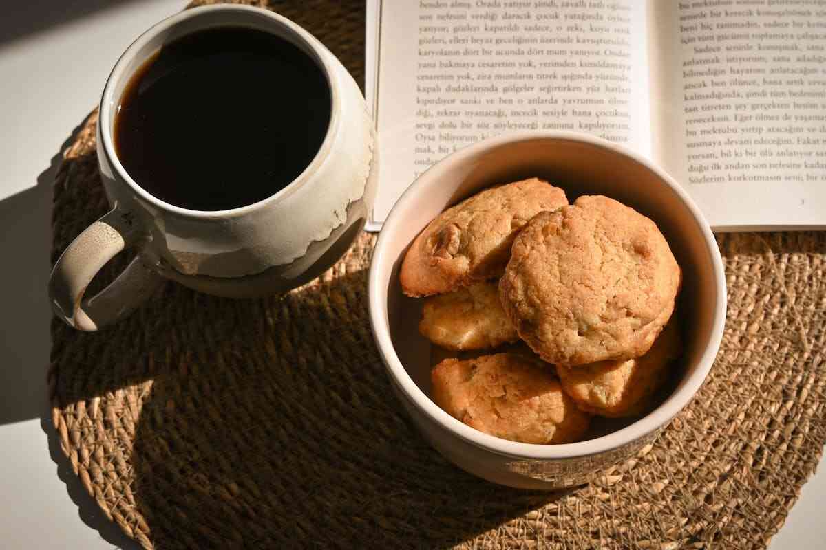 biscotti con tisana in inverno