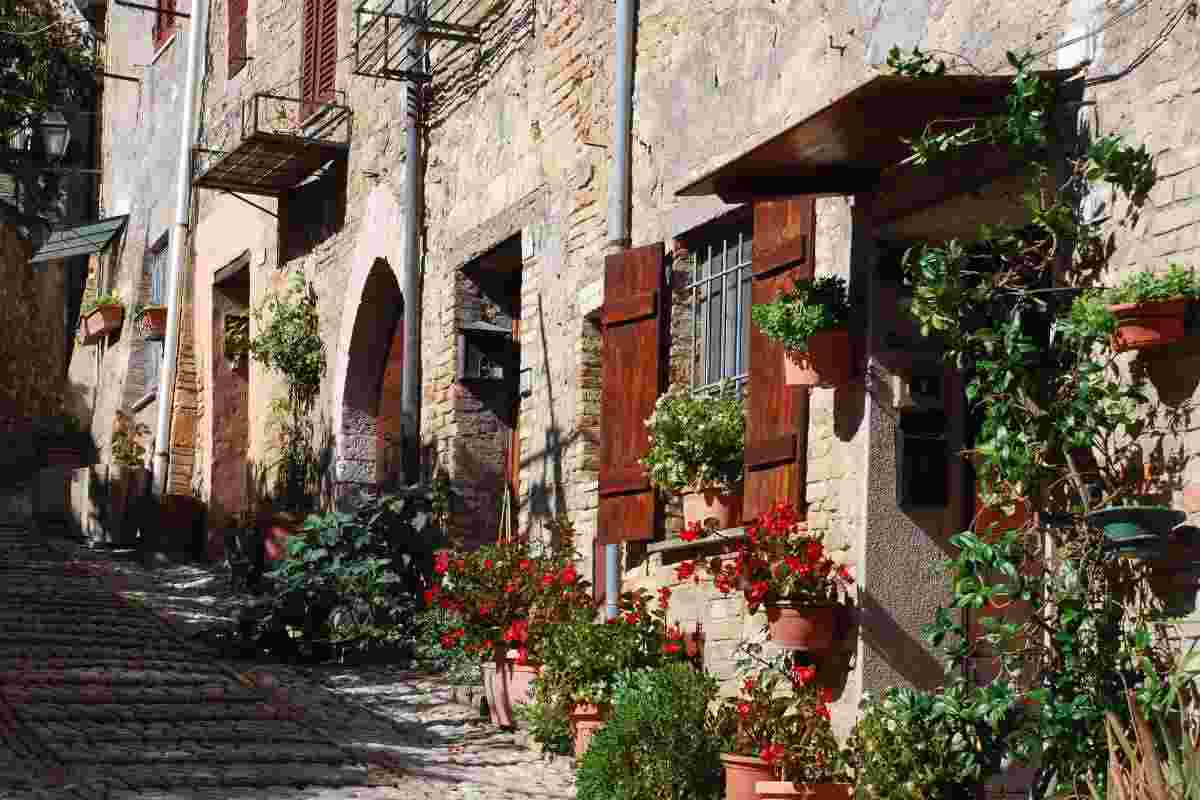 Fuggi dallo stress a fine novembre: i borghi italiani dove il tempo rallenta davvero e il relax è di casa