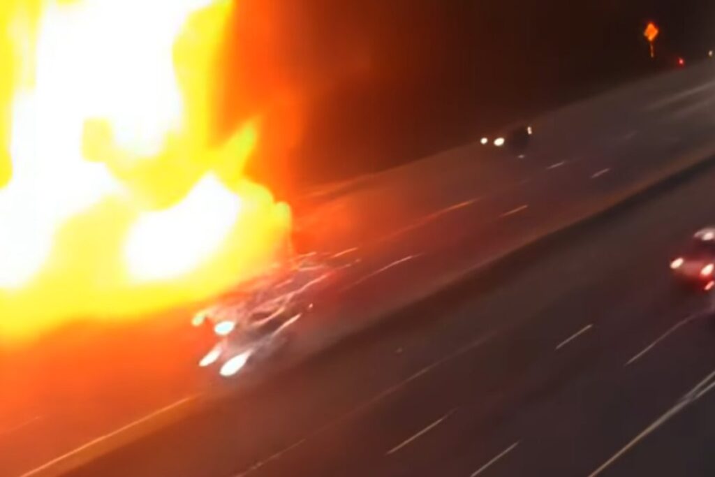 Camion cisterna prende fuoco dopo l'incidente