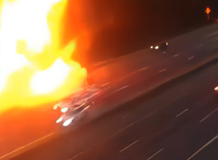 Camion cisterna prende fuoco dopo l'incidente