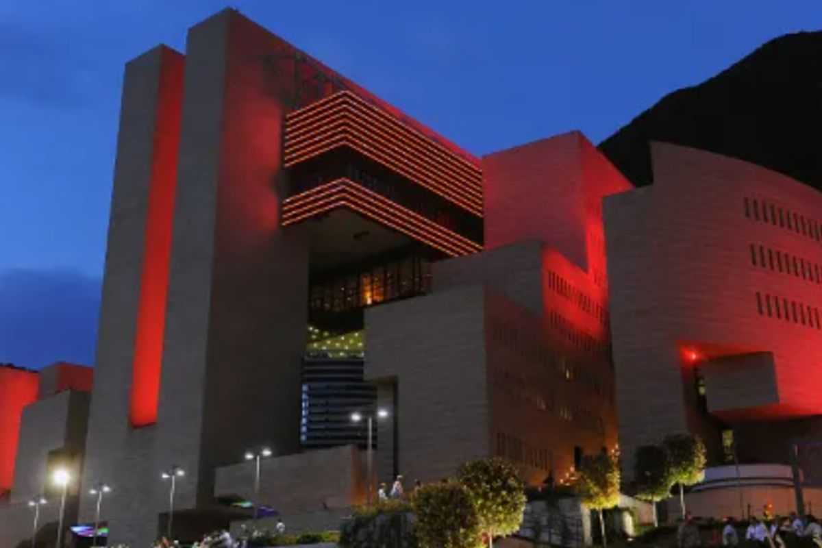 Sembra la Svizzera, ma siamo in Italia: il borgo magico tra Casinò, laghi da sogno e montagne maestose