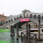 il canal grande di venezia colorato di verde