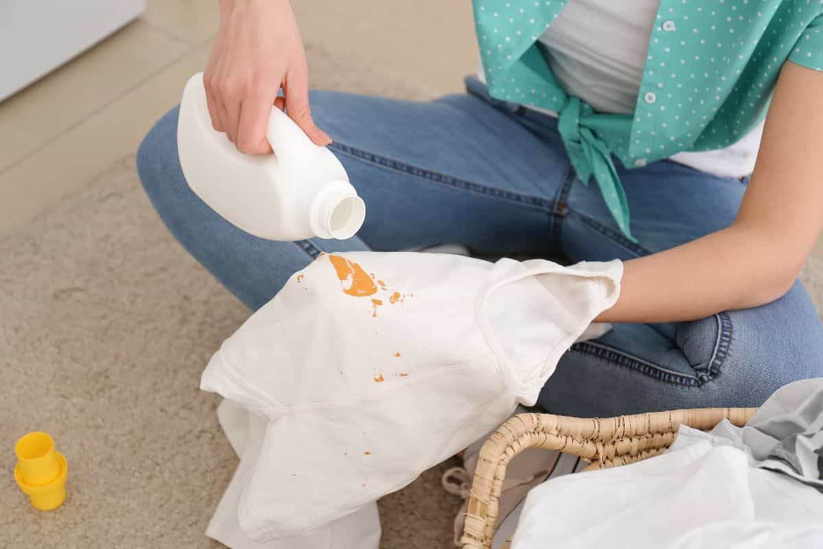 come togliere le macchie dai tessuti