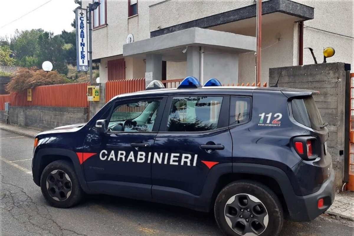 Aspetta la moglie fuori dal lavoro e cerca di darle fuoco: arrestato. La seguiva con il gps