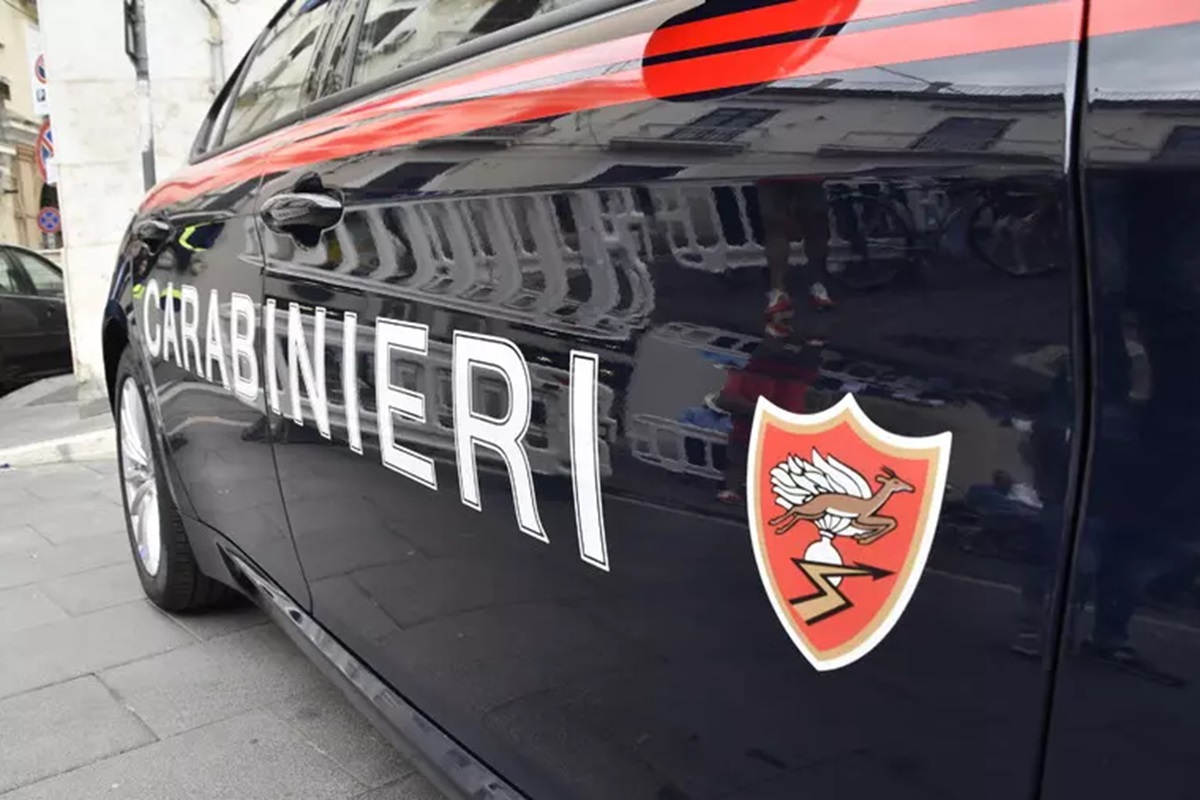 Auto e bici elettrica, scontro tra due conducenti termina in aggressione a colpi di taglierino