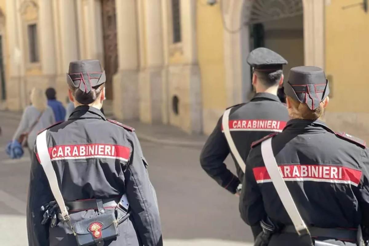 Denuncia l’ex per stalking, poche ore dopo lui l’aggredisce. Salva grazie all’intervento di un vicino