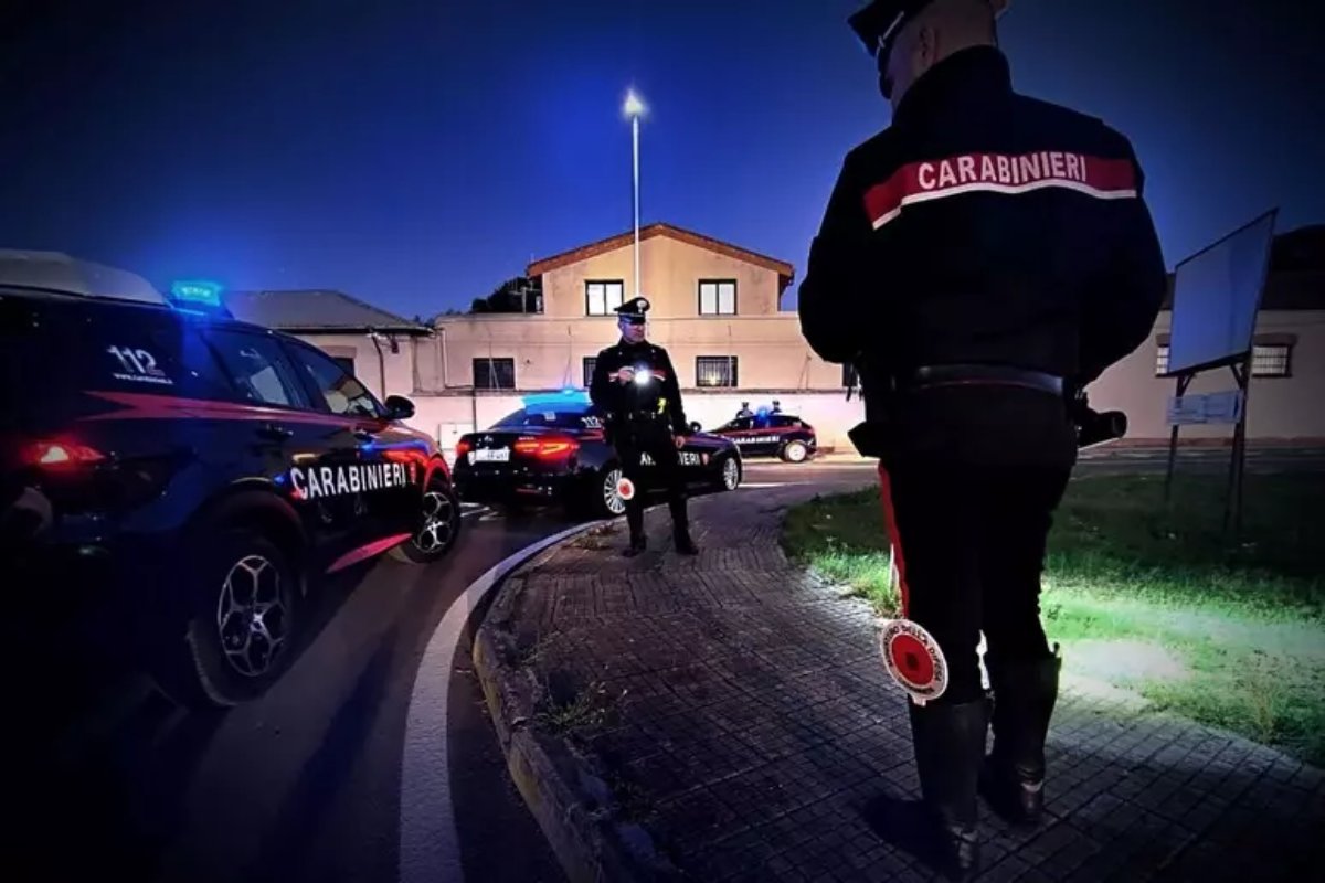 Prende a calci e pugni la compagna, lei sviene e lui la abbandona in strada. Arrestato