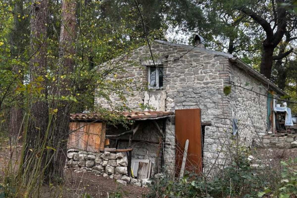 la casa della famiglia che vive nel bosco in abruzzo