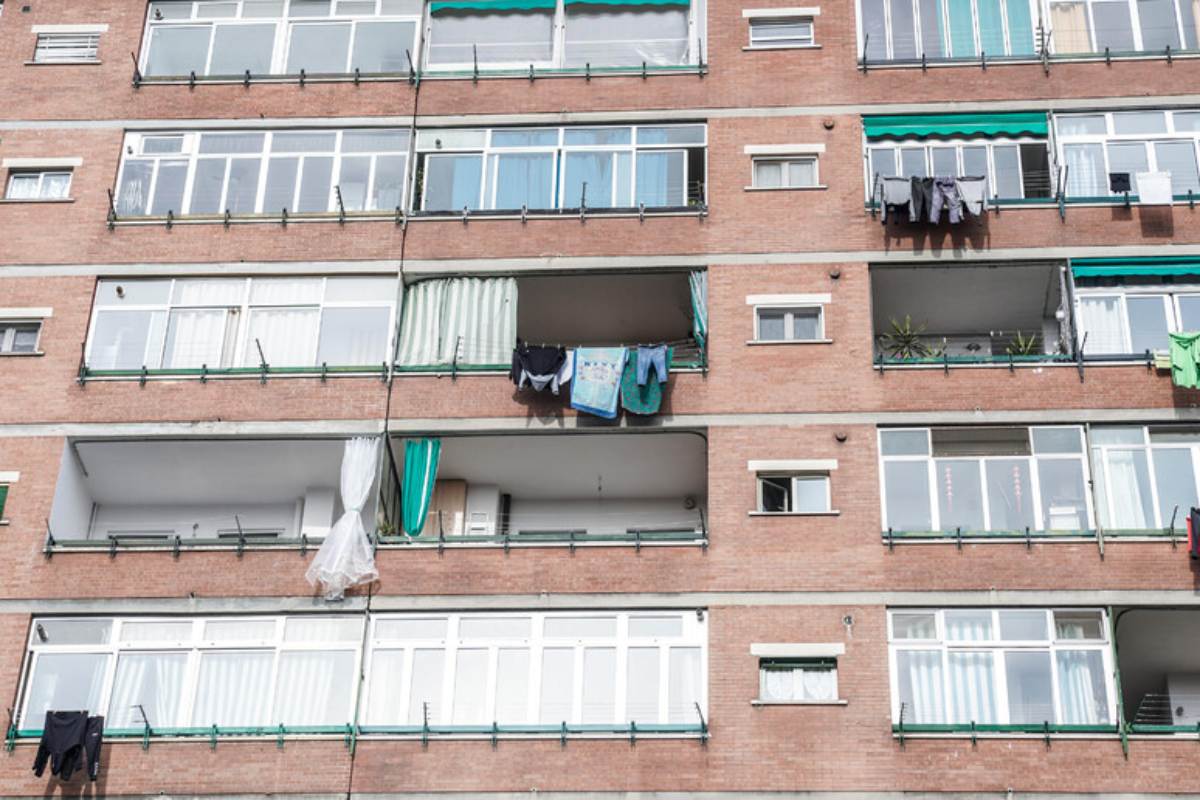 Torino, il giudice boccia la legge regionale: la casa popolare torna all’immigrata. Marrone (FdI) attacca: “Discriminazione alla rovescia”