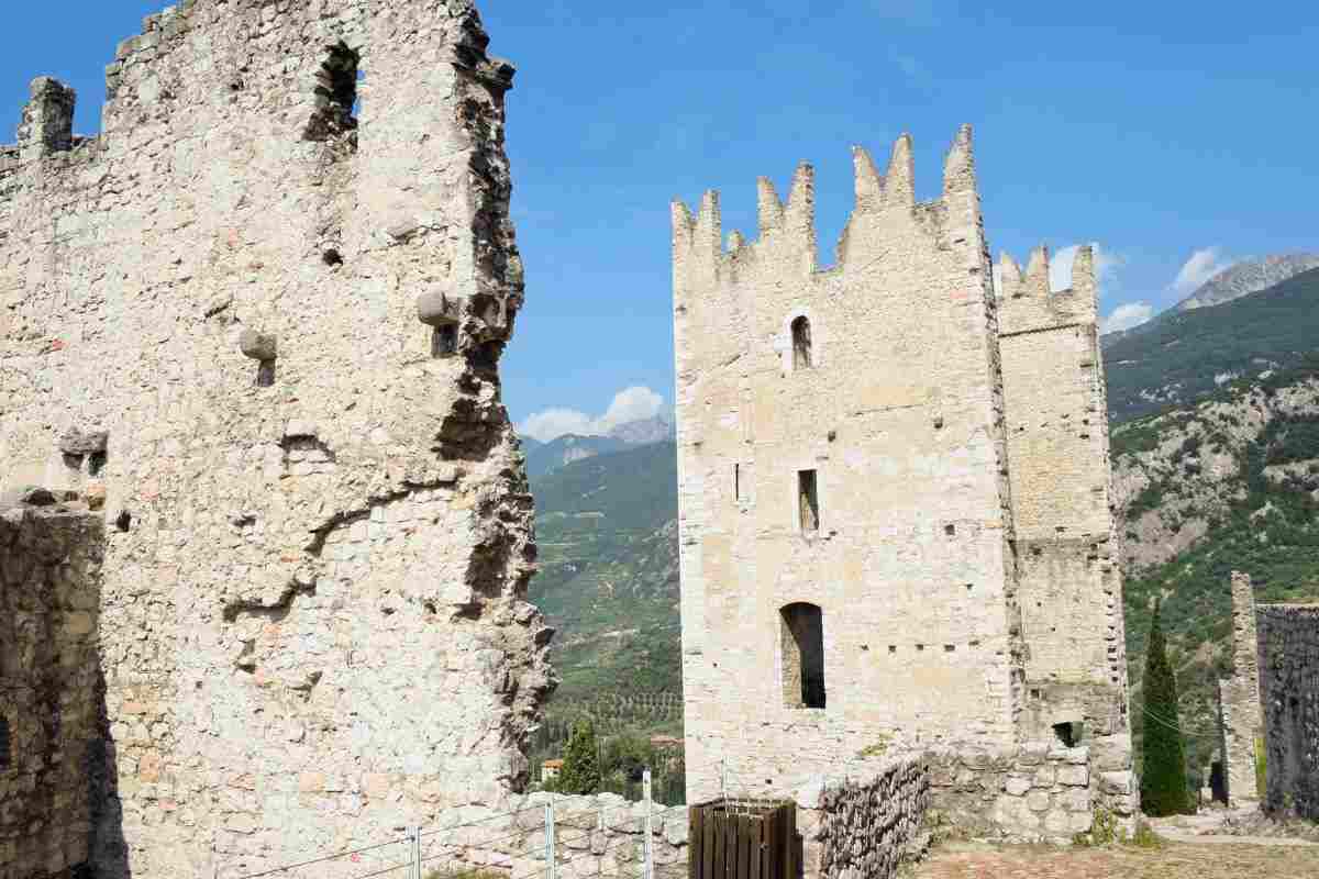 Il borgo fiabesco sospeso tra cielo e terra: una fortezza medievale che domina il lago più bello d’Italia