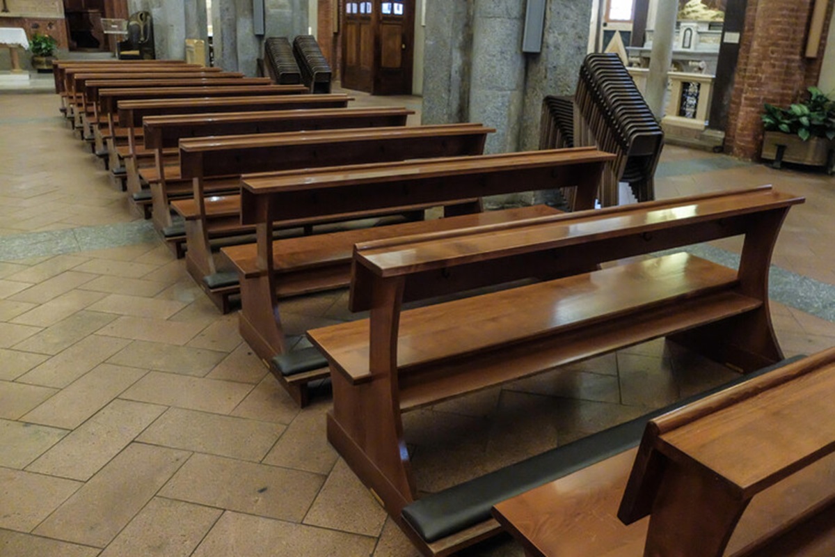 Ostia, feci trovate sull’altare della chiesa San Nicola. La diocesi: “Violenza spirituale contro la fede”