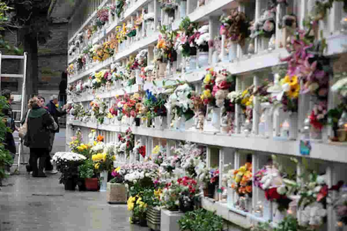 Seppelliscono la bara ma la salma è ancora in ospedale