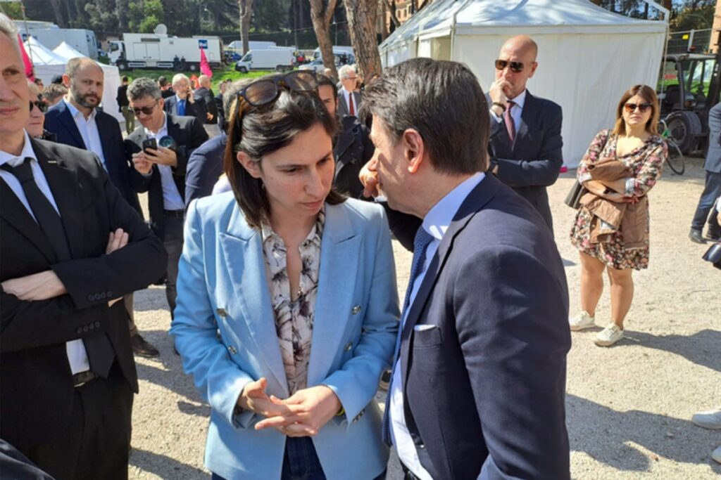 La politica italiana è un ginepraio, vengo anch’io, no tu no: Bruno Tucci ci aiuta a orientarci, nella foto conte e schlein