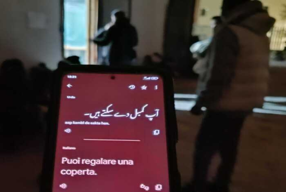 Si possono rubare le coperte a chi un tetto non ce l’ha? Sì, ai migranti afghani e pachistani dell’Aquila