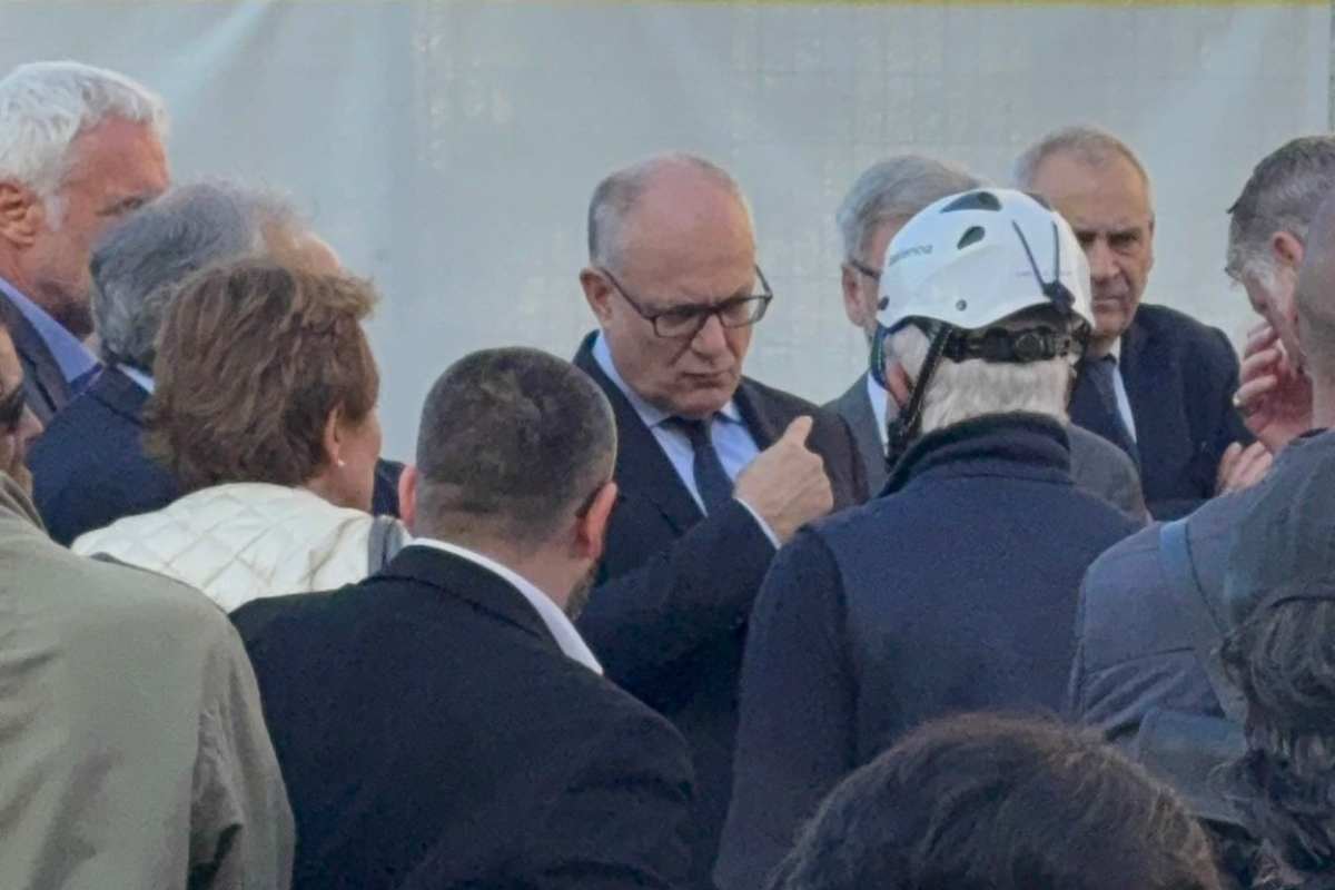 Crollo palazzo Roma sindaco Gualtieri sul posto