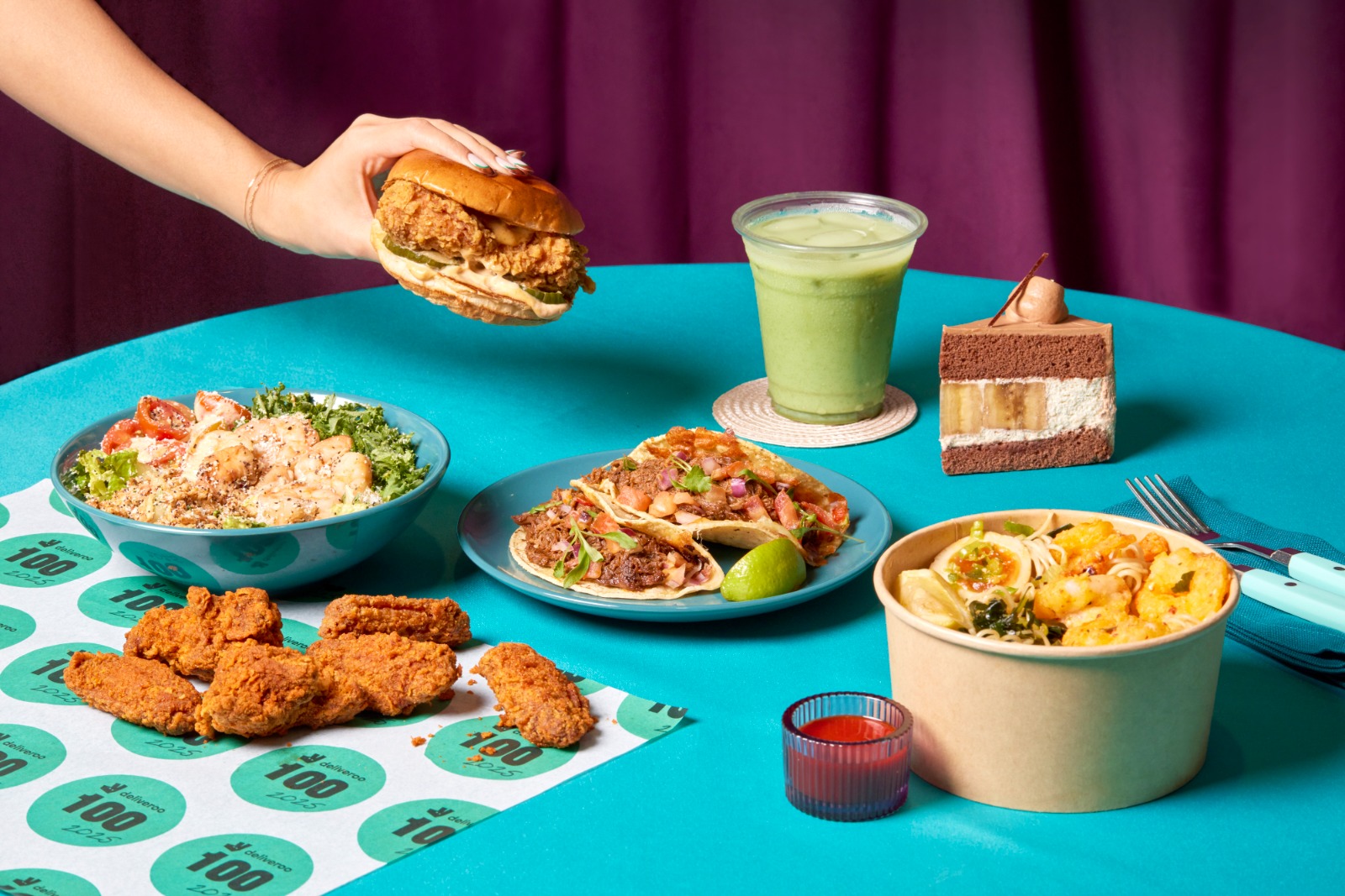 Deliveroo 100. Ecco i piatti più popolari del 2025. Per L’Italia, sul podio: La Piadineria, Smash Tag e Kungfu Bao