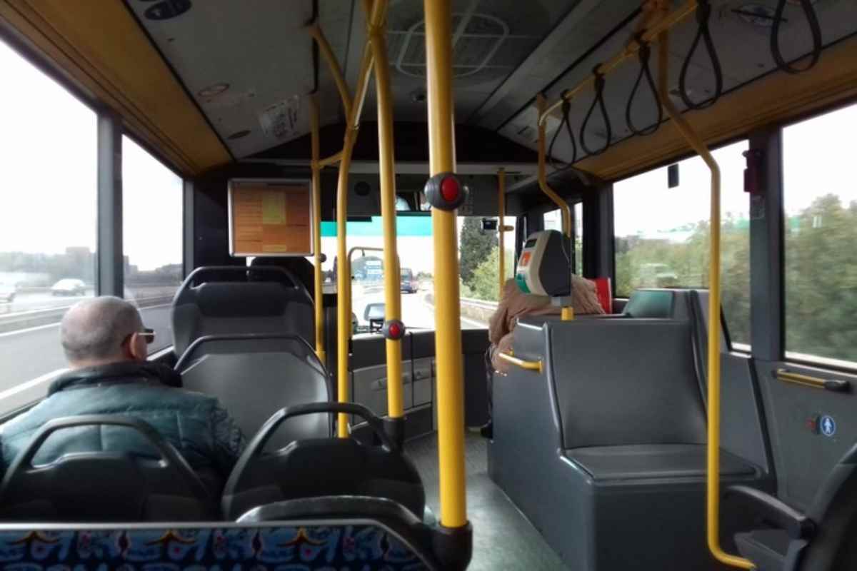 Il genio del giorno, l’uomo che è salito sull’autobus e ha bloccato il mezzo pretendendo di dormire sui sedili