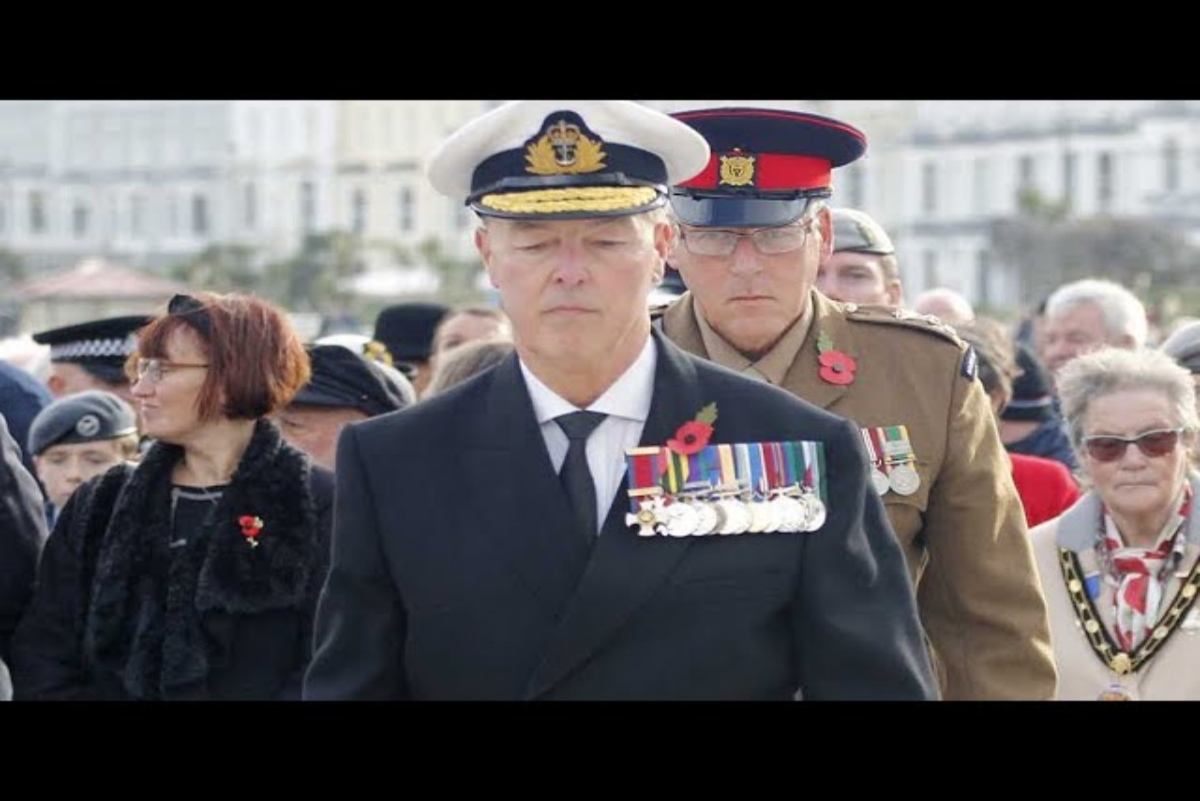 Il talento del professor Carley: si spacciava per ammiraglio alle feste della Royal Navy. Tradito dalle medaglie finte