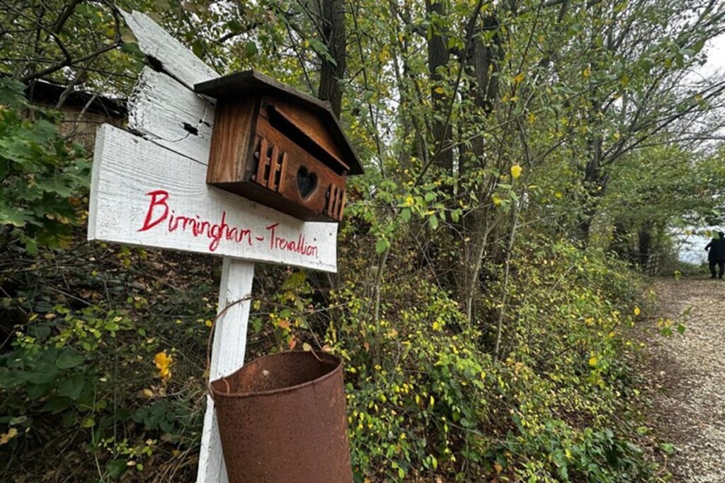 La casa della famiglia che vive in un bosco nel Chietino