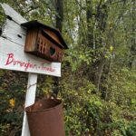 La casa della famiglia che vive in un bosco nel Chietino