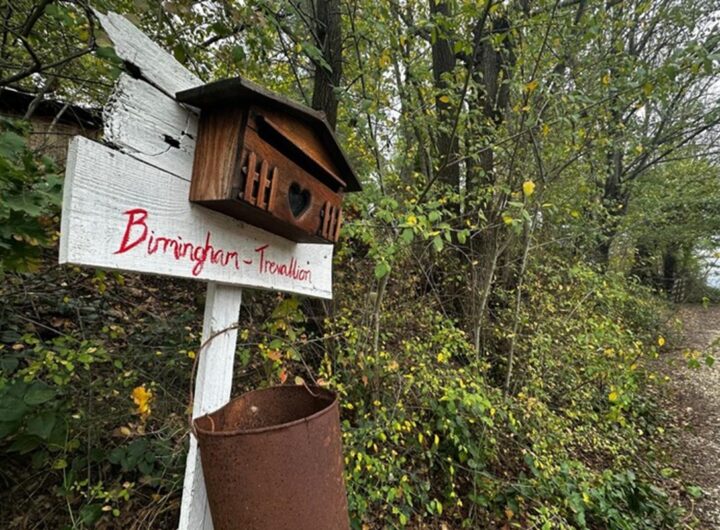 La casa della famiglia che vive in un bosco nel Chietino