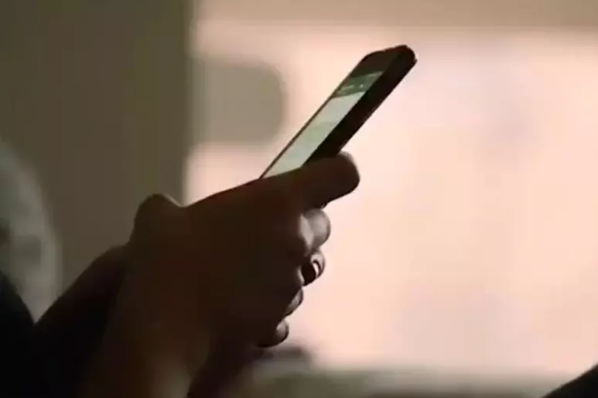 Un 79enne è stato trovato con mille file pedopornografici nel cellulare, arrestato