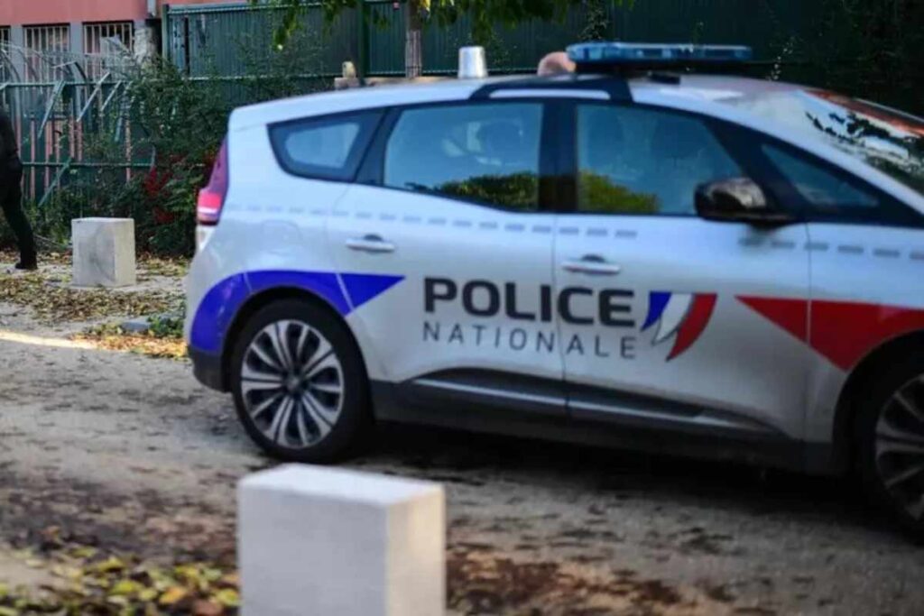 un'auto della Polizia francese
