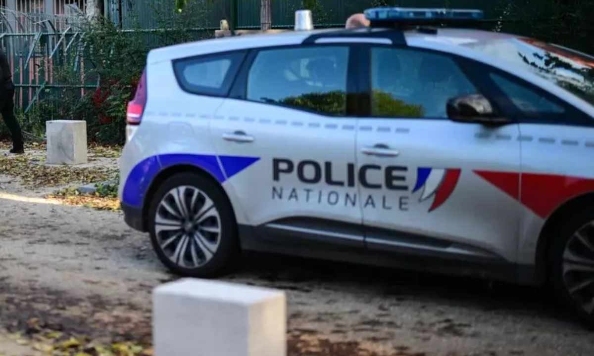 un'auto della Polizia francese