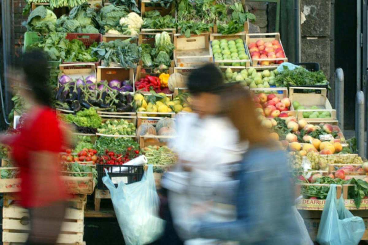 La classifica della frutta e verdura più contaminata dai pesticidi e i rischi per la salute