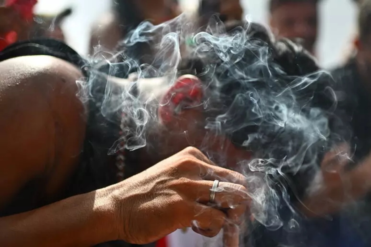 “La smetta di fumare in chiesa!”. Don Alessandro non l’avesse mai detto: il fumatore pazzo lo prende a schiaffi