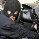 Ladro ruba una macchina