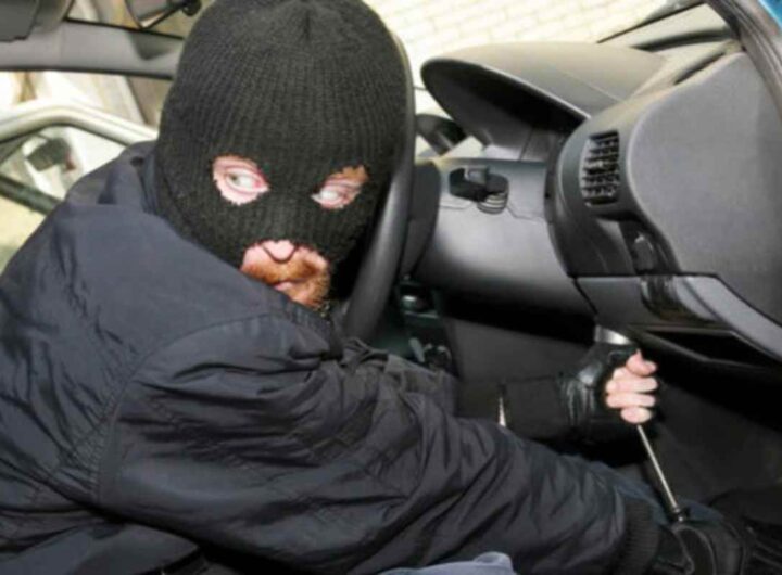 Ladro ruba una macchina