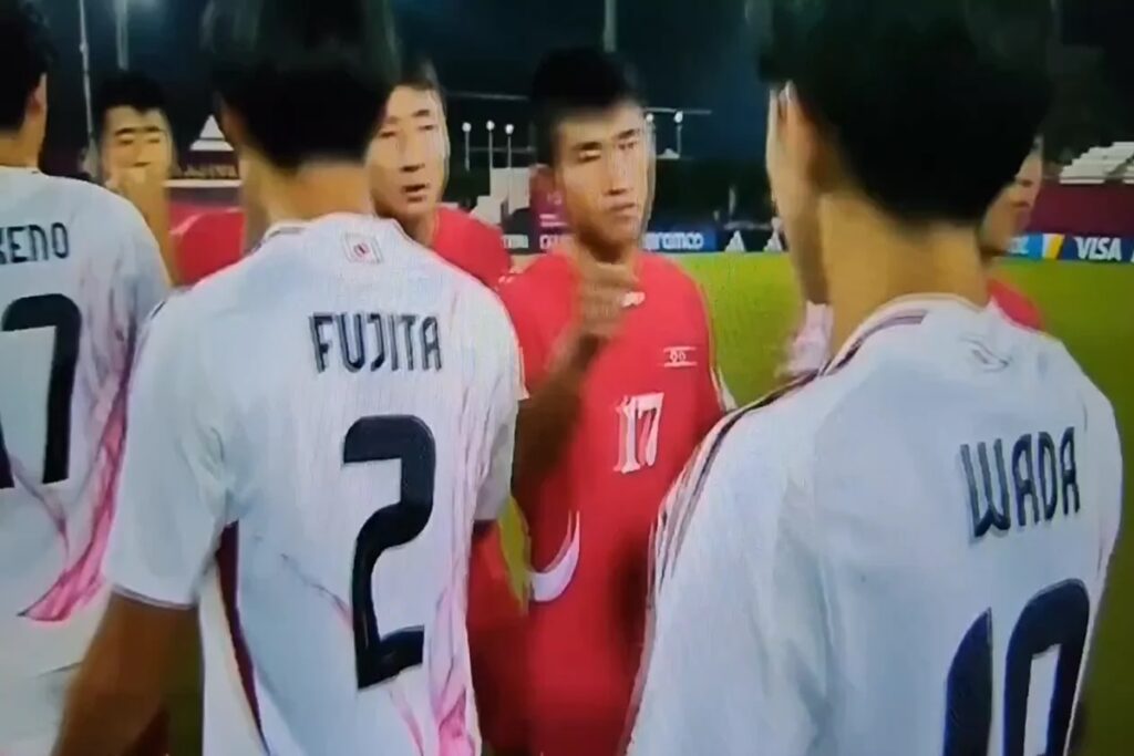 Il video dei calciatori della Corea del Nord che salutano gli avversari con dei pugni