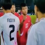 Il video dei calciatori della Corea del Nord che salutano gli avversari con dei pugni